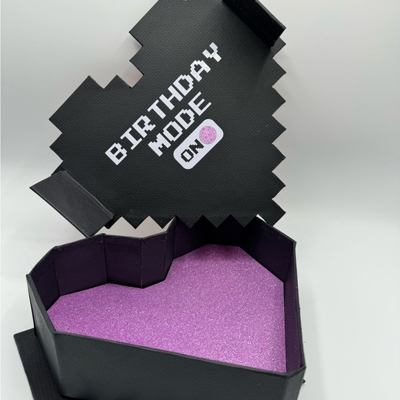 Pixelated heart-shaped box customized with magnetic side closure. - Picture 10 of 12